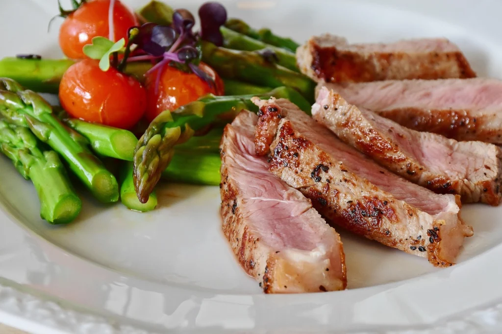A balanced plate for weight loss with half vegetables, one quarter chicken, one quarter quinoa