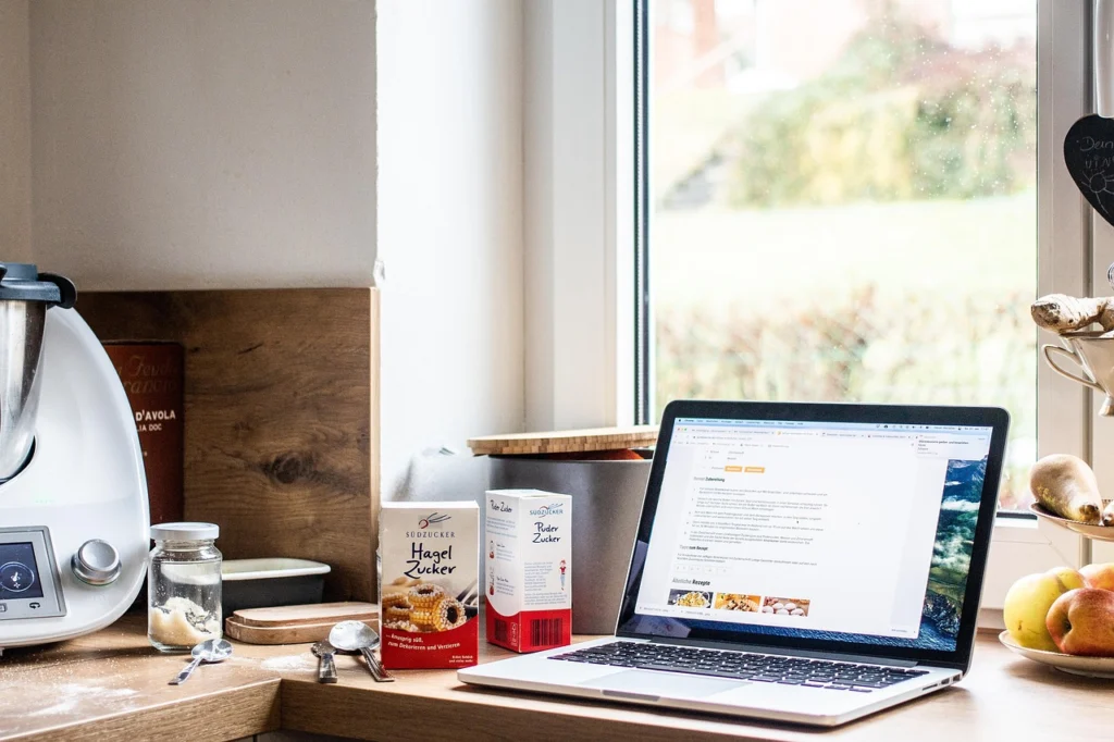 Woman eating a prepared healthy lunch out of a container at her desk