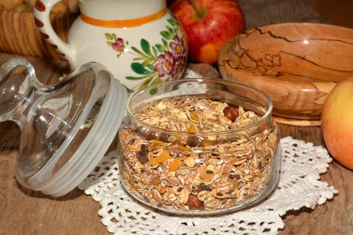Slow cooker filled with steel-cut oats and cinnamon sticks